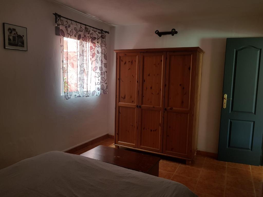 Łóżko lub łóżka w pokoju w obiekcie Alojamiento único y tranquilo Arico con fibra optica