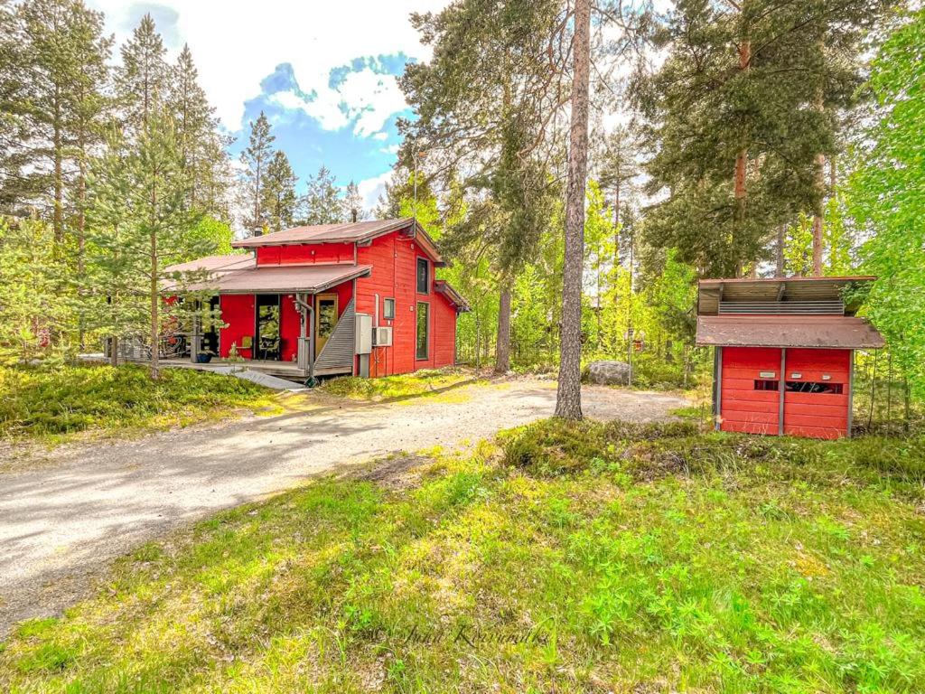 una casa roja en medio de un bosque en Loma-asunto Kaarna, Kalajärvi, en Peräseinäjoki
