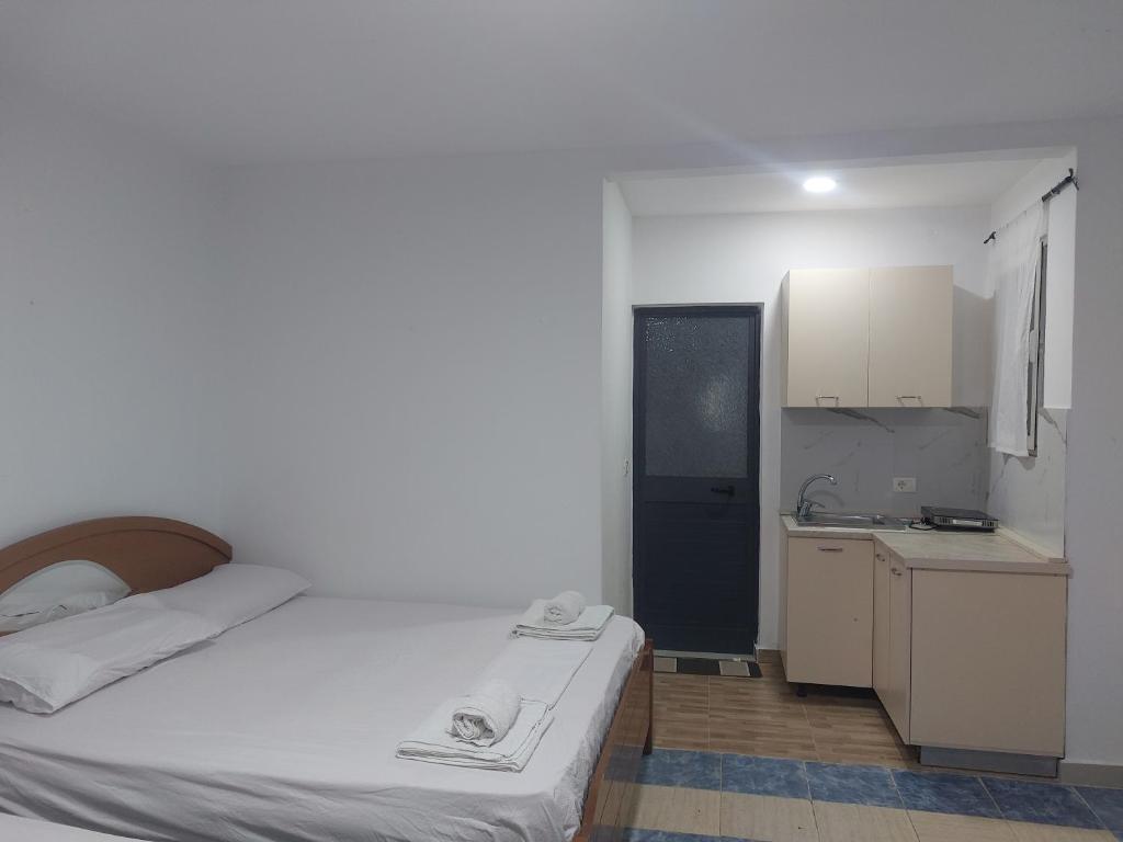 Ένα ή περισσότερα κρεβάτια σε δωμάτιο στο Vila Hyseni