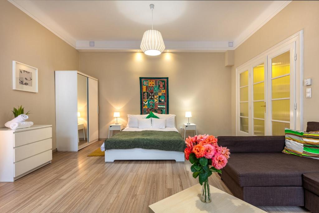 um quarto com uma cama e um sofá em ORANGEHOMES One Bedroom Comfy Apartment em Budapeste