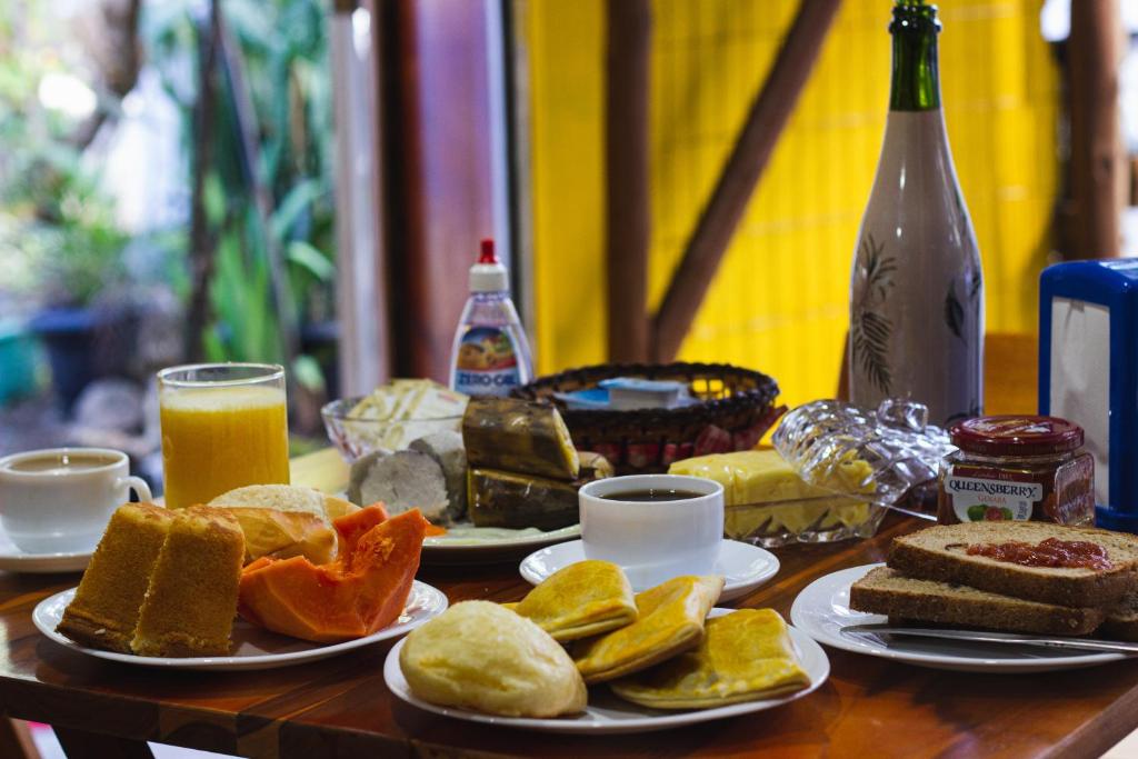 瑟拿的住宿－Pousada no Sana Donna Leda，一张桌子,上面放着食物和饮料