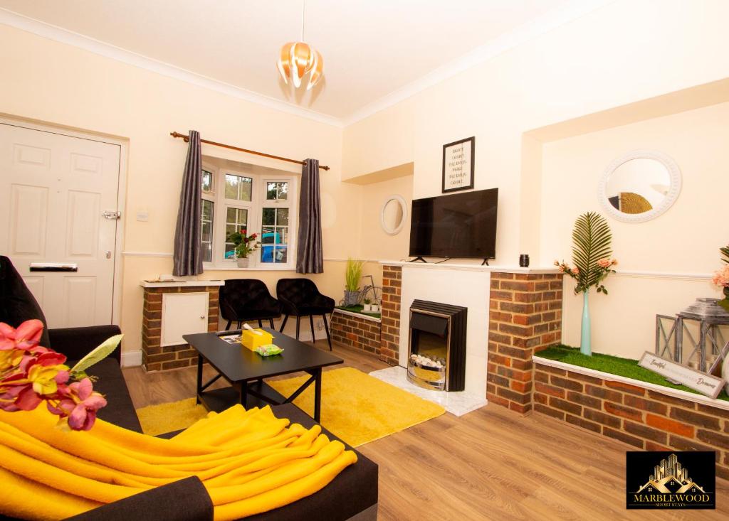 un soggiorno con divano e camino di Modern Luxury house in Farnborough a Farnborough
