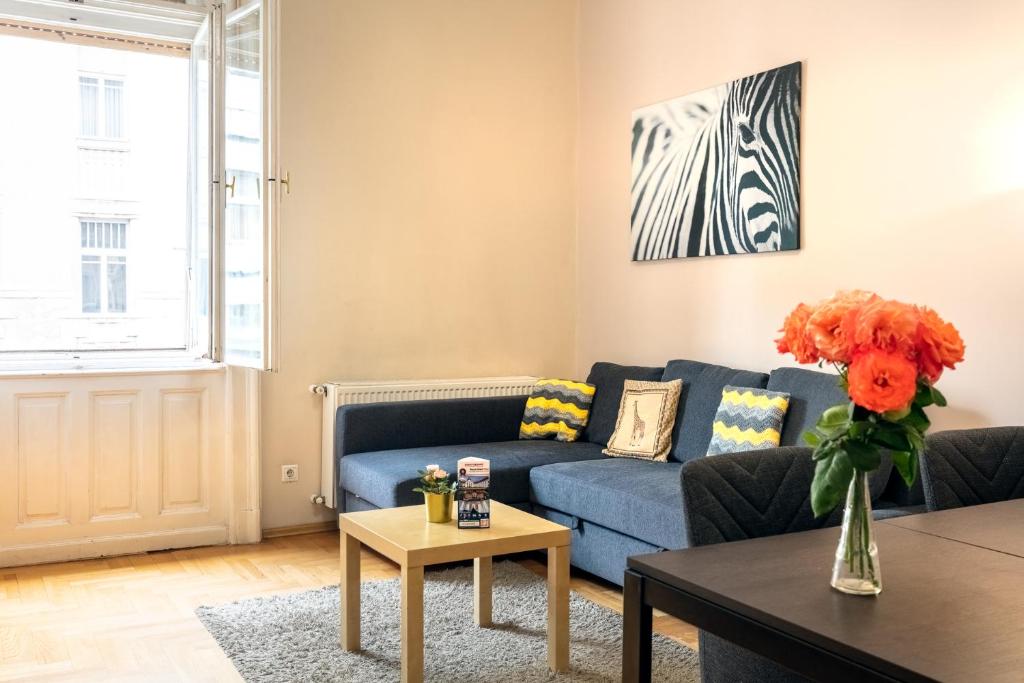 Posezení v ubytování ORANGEHOMES Kalvin Sq 2 bedroom apartment