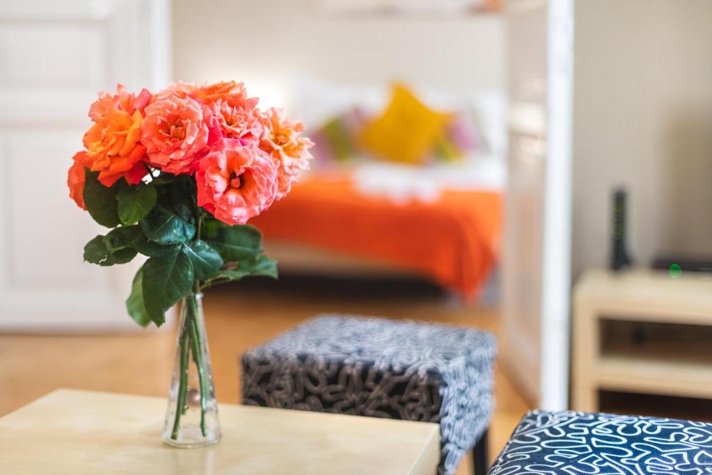 Postel nebo postele na pokoji v ubytování ORANGEHOMES Kalvin Sq 2 bedroom apartment