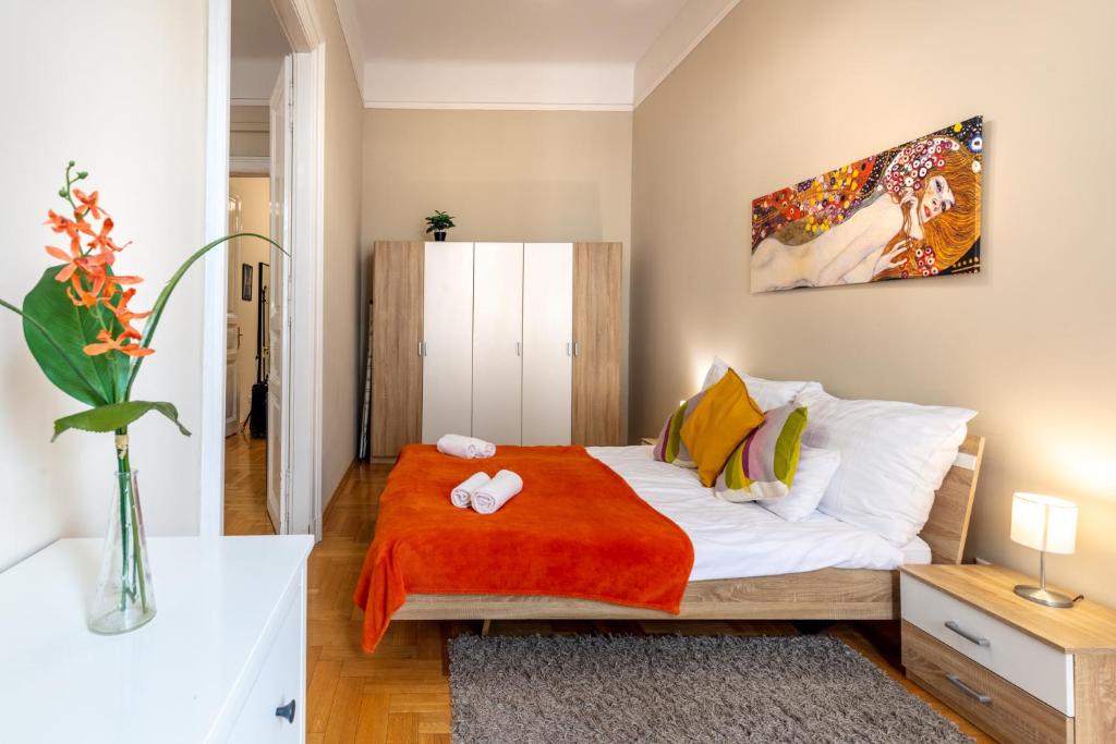 Postel nebo postele na pokoji v ubytování ORANGEHOMES Kalvin Sq 2 bedroom apartment