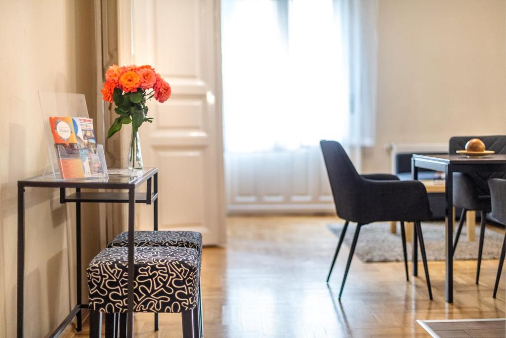 Posezení v ubytování ORANGEHOMES Kalvin Sq 2 bedroom apartment