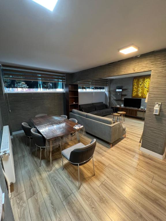 ein Wohnzimmer mit einem Sofa und einem Tisch in der Unterkunft Cityline 2 in Istanbul