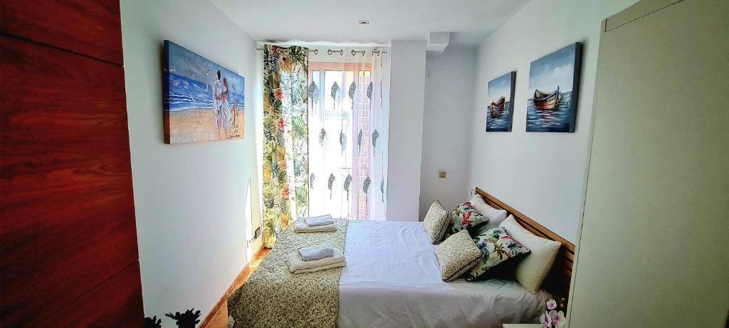 Habitación pequeña con cama y ventana en Aparhotel Mediterráneo by NeoHotels-Centro 8 min by Metro en Valencia