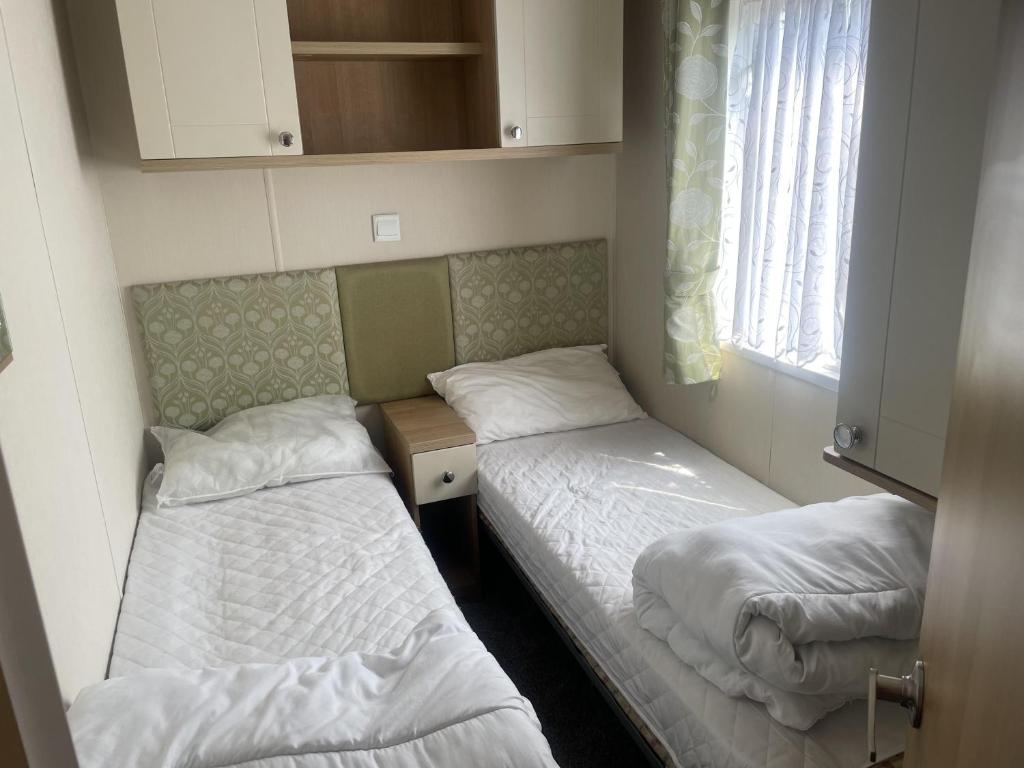 เตียงในห้องที่ Stunning 3-Bed Caravan in Clacton-on-Sea