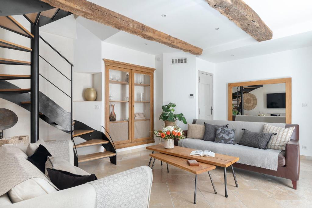 uma sala de estar com um sofá e uma mesa em Ma maison à Valbonne - Cosy - Loft - Duplex - 25min of LIONS em Valbonne