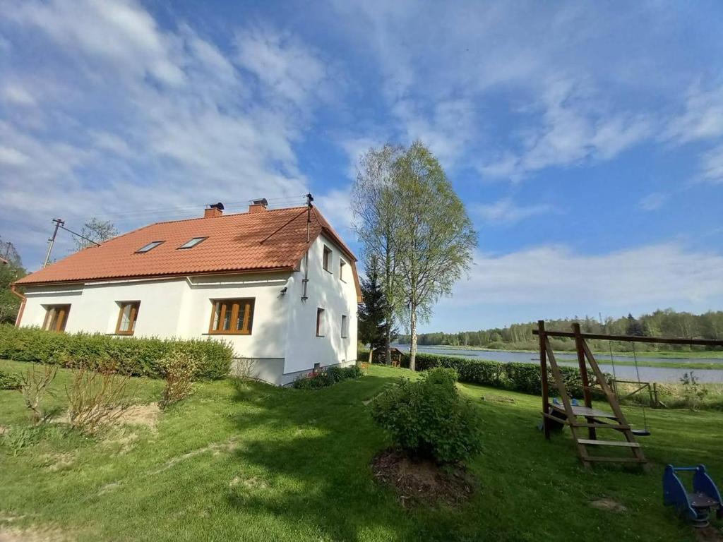 una piccola casa bianca con tetto rosso di Chalupa u Lipna a Nová Pec