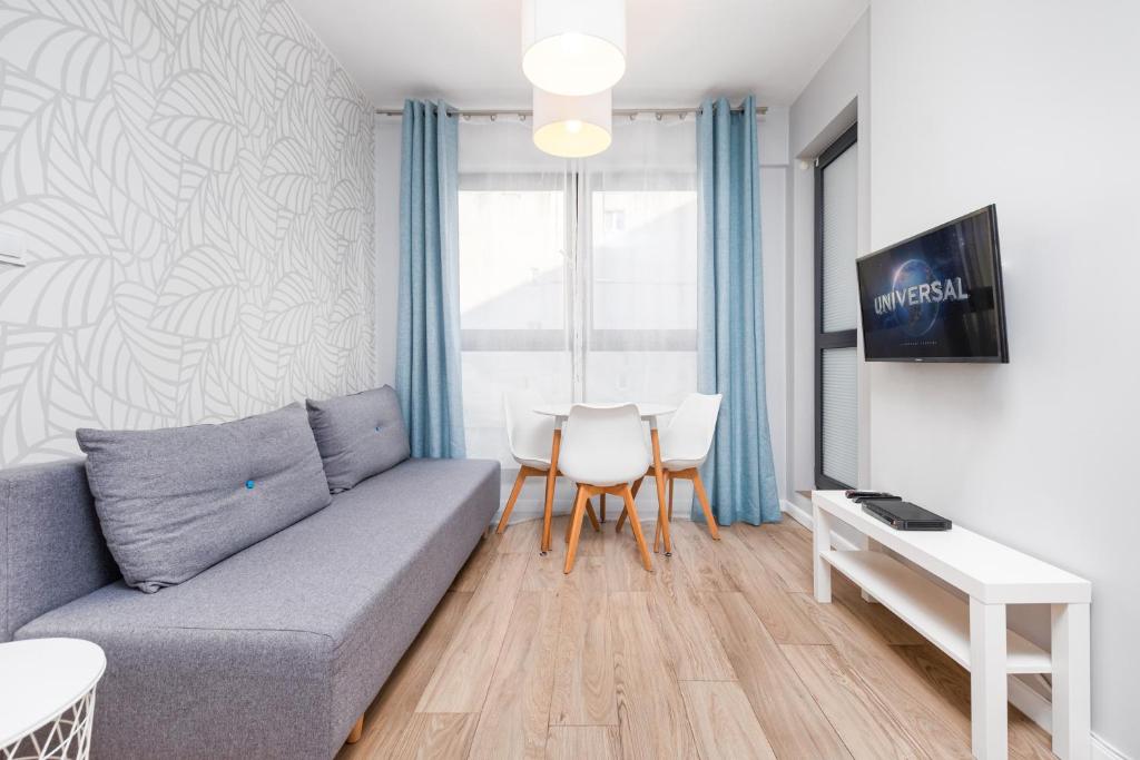 Televízia a/alebo spoločenská miestnosť v ubytovaní Chłodna Apartment by Your Freedom