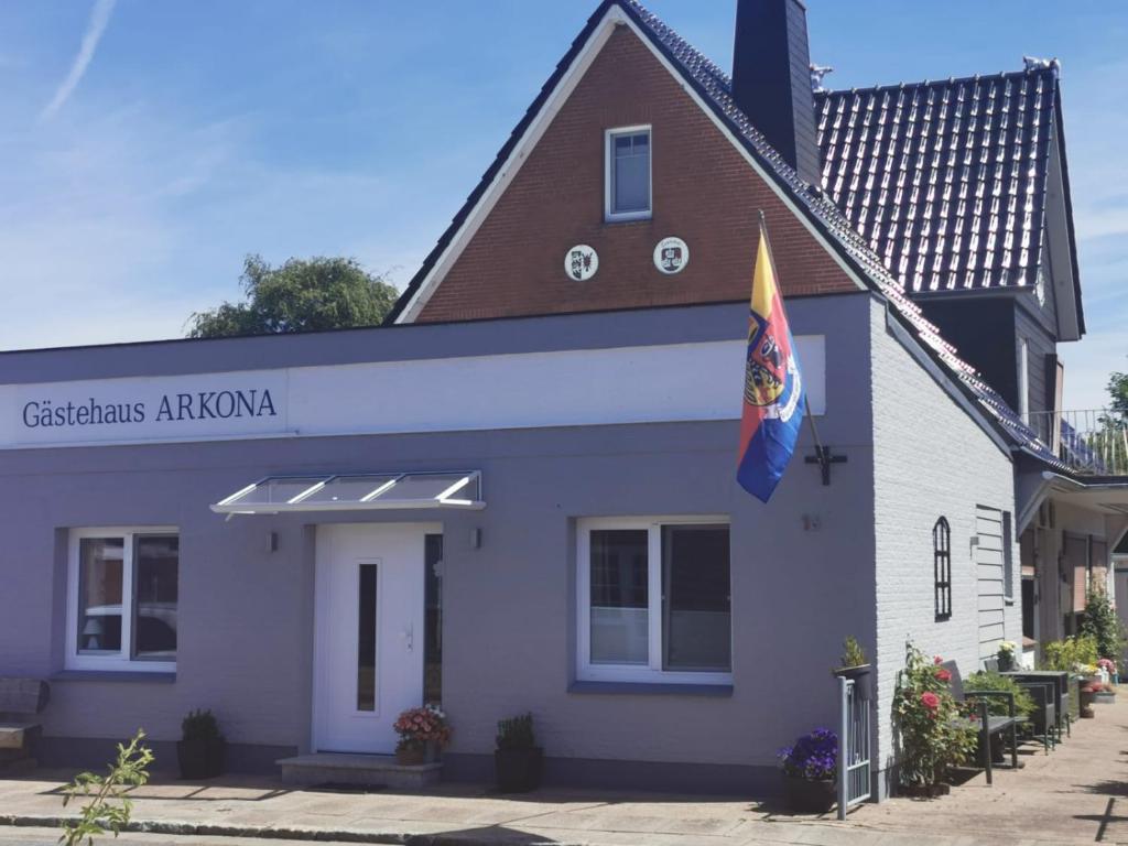 un bâtiment doté d'un drapeau devant lui dans l'établissement Gästehaus Arkona, à Tönning