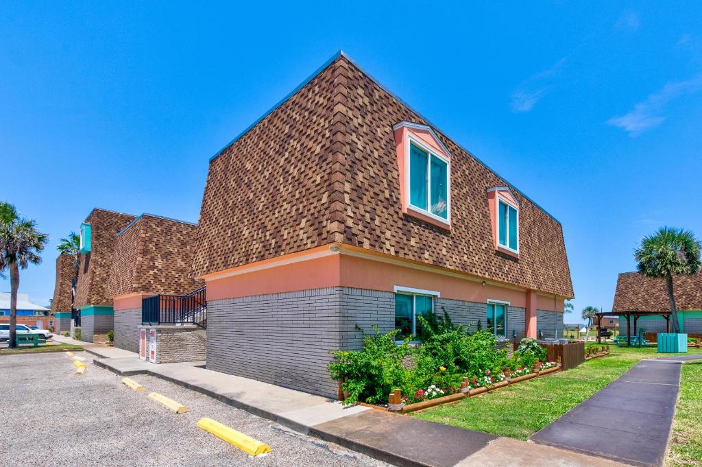 uma casa de tijolos com telhado castanho em Tinas Island Retreat IR42 em Port Aransas