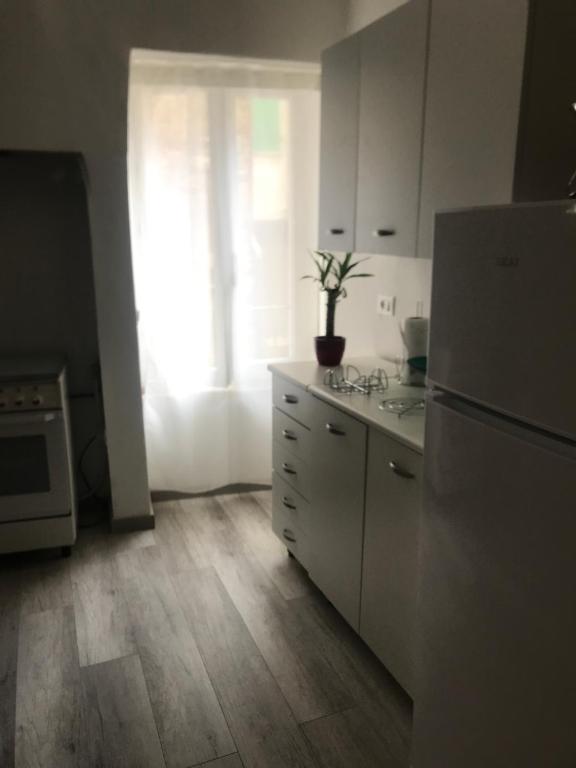 une cuisine avec un réfrigérateur blanc et une fenêtre dans l'établissement Casa Faustina, à Pérouse