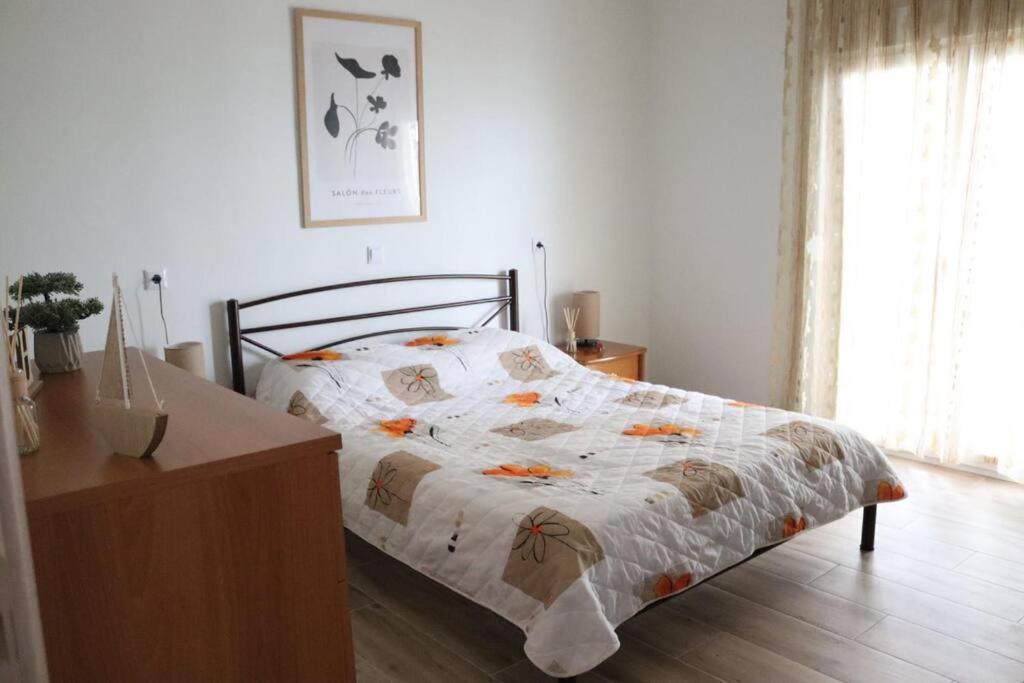 1 dormitorio con 1 cama y vestidor en Corali luxury apartments, en Malaki