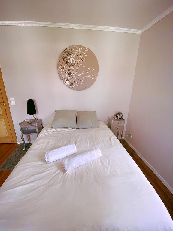 - un grand lit blanc avec 2 serviettes dans l'établissement Maison entre Plages et Forêts, à Lévignacq