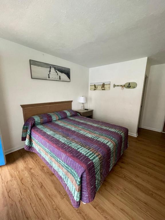 Postel nebo postele na pokoji v ubytování Beach Colony Motel