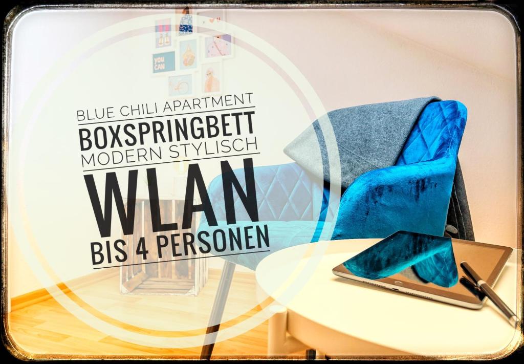 póster para una habitación con mesa y silla en Blue Chili 99 - Großzügiges Loft WLAN Boxspringbett bis 4 Pers, en Leipzig
