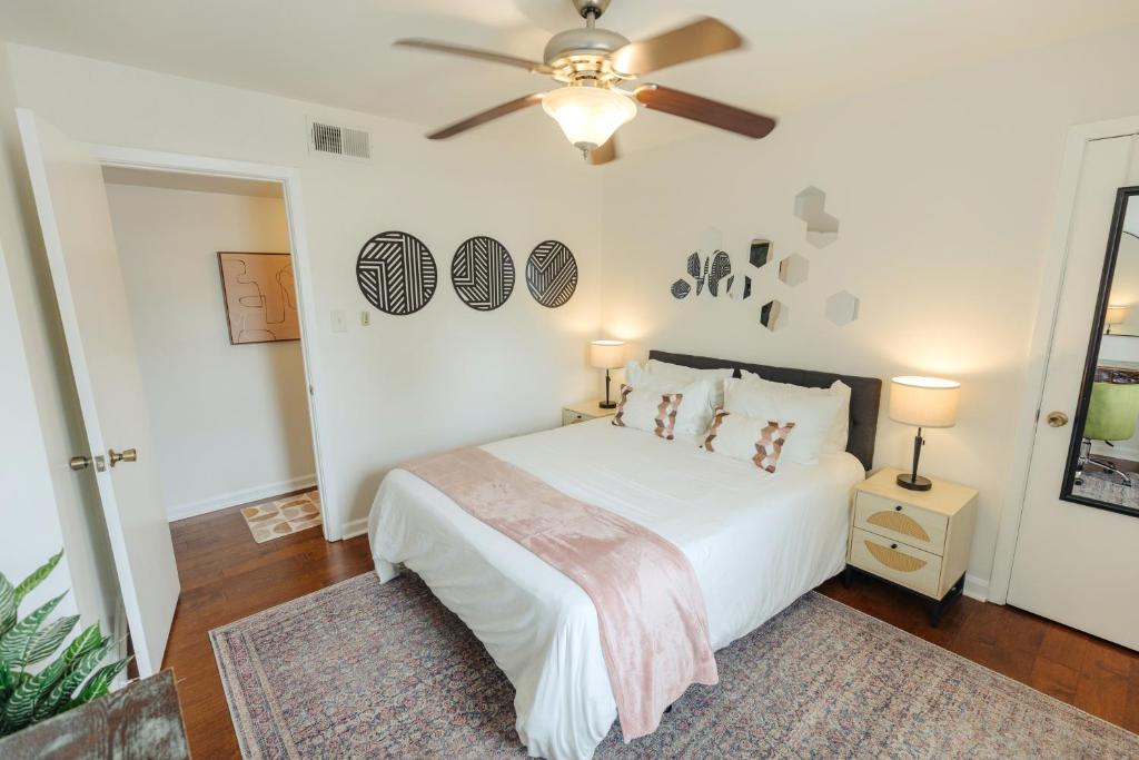 1 dormitorio con cama blanca y ventilador de techo en Centrally Located 2BR Overton Square Unit 1 Fast WiFi Free Parking Yes Pets, en Memphis