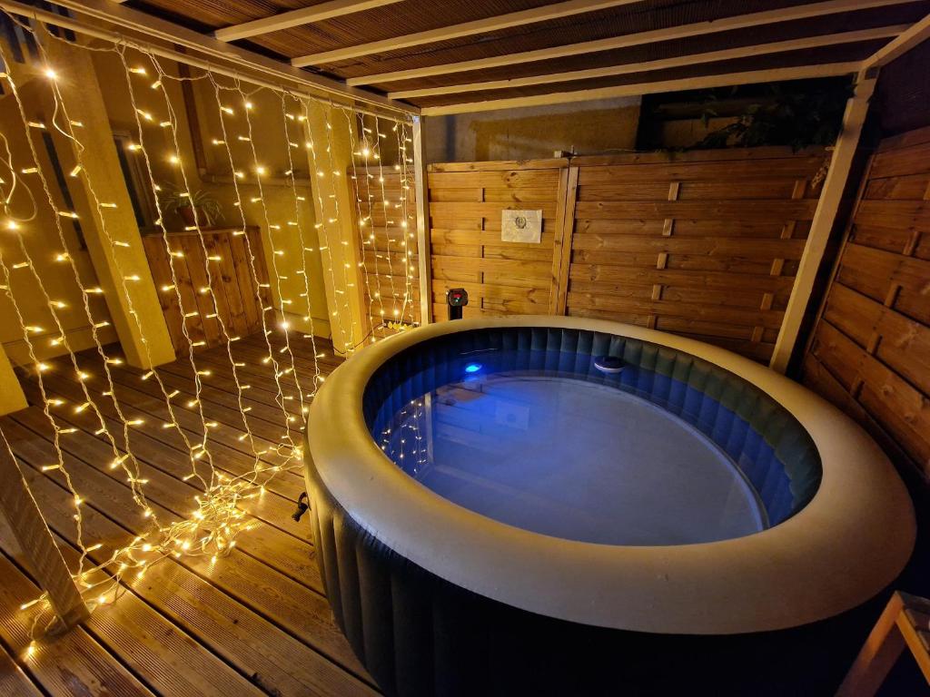 - une baignoire dans une pièce éclairée dans l'établissement Chez Marie, à Bessan