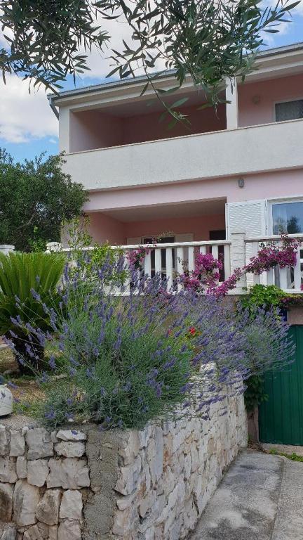 Vonkajšia záhrada v ubytovaní Apartments Škerlep