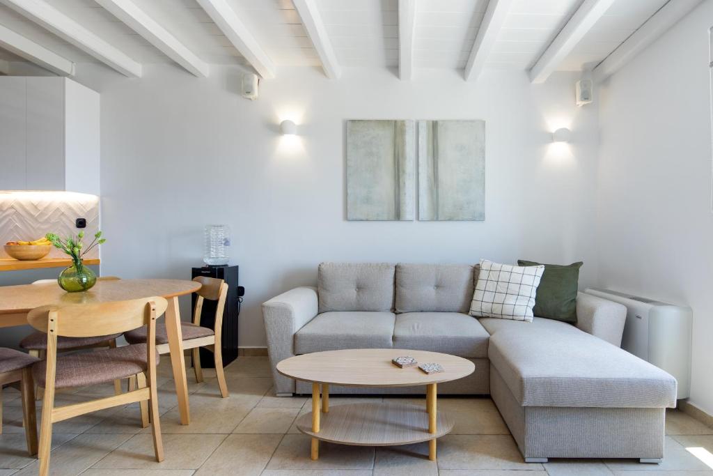 Posezení v ubytování KEA 360 VILLAS- Apollos Alcove