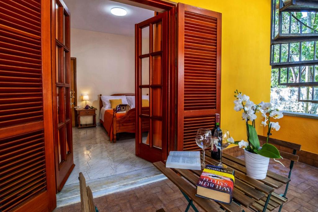 ein Wohnzimmer mit einem Tisch und ein Schlafzimmer in der Unterkunft Villa La Natura x9 Whole villa with private parking in Sorrent