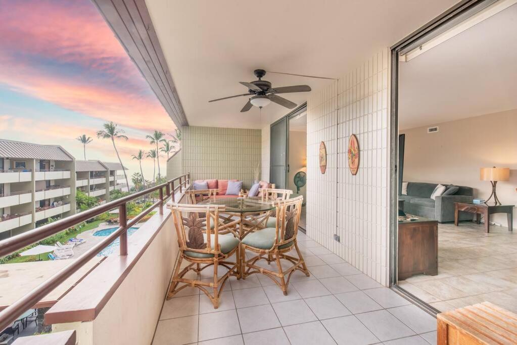 un soggiorno con balcone arredato con tavolo e sedie. di White Sands Village, Upgraded 2BR, Great View a Kailua-Kona