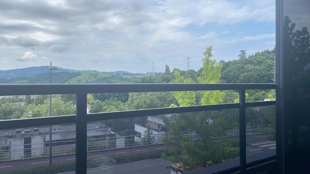 a balcony with a view of a parking lot at 10 min a San Sebastián in Lasarte