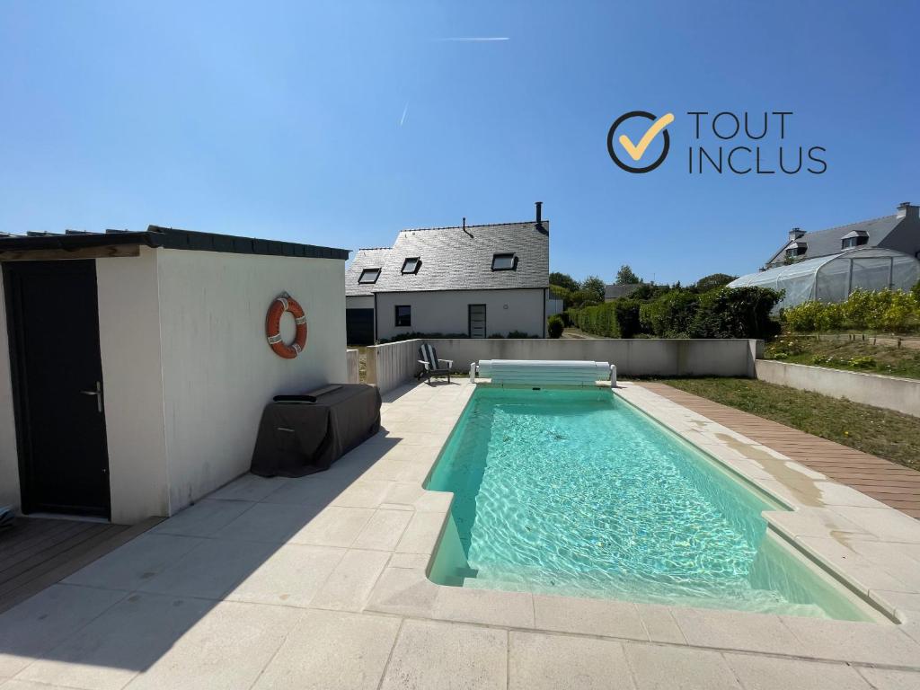 a swimming pool on the roof of a house at TY KREIZH - Maison neuve avec piscine proche mer in Saint-Pabu