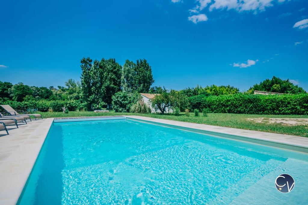 une piscine dans l'arrière-cour d'une maison dans l'établissement Mazet au calme -Piscine privée-Grand jardin arboré, à Saint-Quentin-la-Poterie