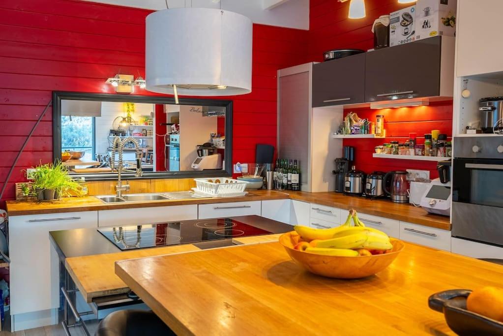 - une cuisine avec un bol de bananes sur un comptoir dans l'établissement Big Villa with Private Pool & Magnificent view in Village center, à Le Revest-le-Eaux