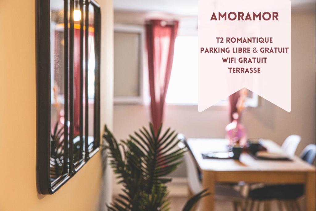 une plante assise à côté d'une table dans une pièce dans l'établissement AmorAmor ~ T2 Romantique, à Vierzon