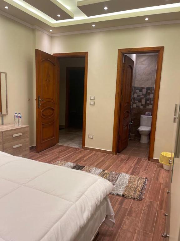 Sheikh Zayed的住宿－Modern and spacious duplex，一间卧室配有一张床,浴室设有卫生间