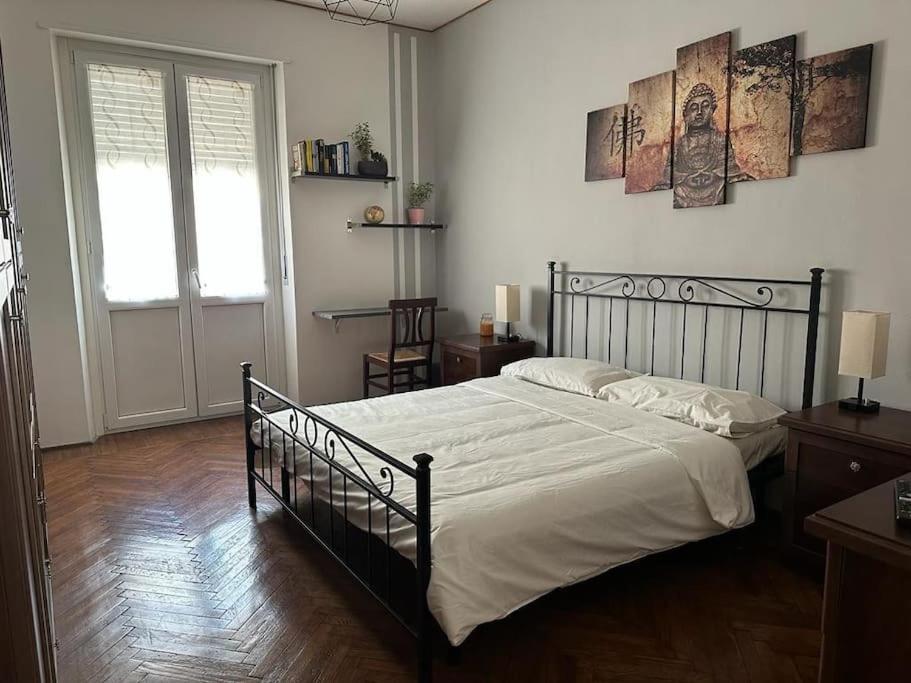 - une chambre avec un grand lit et des draps blancs dans l'établissement Scilla Domus - Appartamento a Torino - S. Rita, à Turin