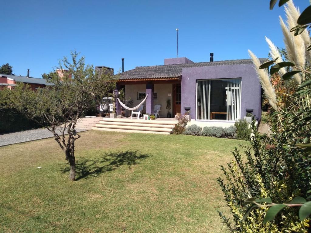 une maison avec toboggan dans une cour dans l'établissement Casa frente al golf, à La Cumbre