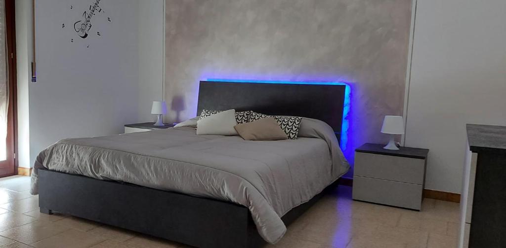 una camera con letto e luce blu di LA DIMORA DELL'ARTISTA a San Zeno