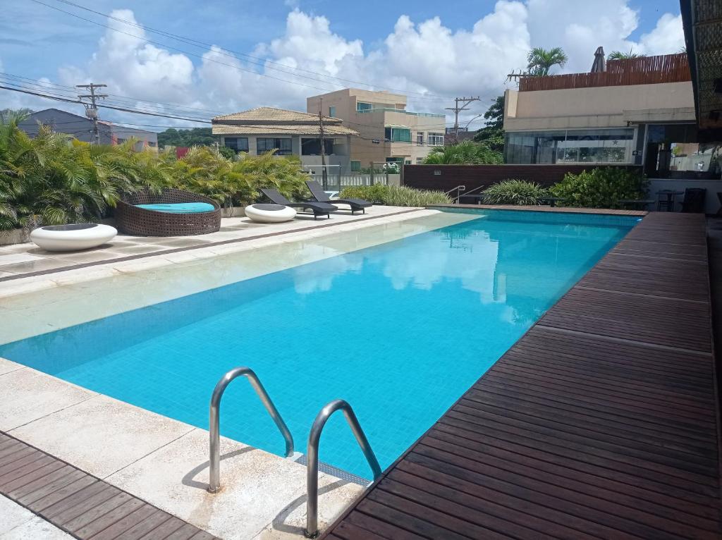 uma piscina com água azul num edifício em Loft Encantador, a beira mar! em Salvador