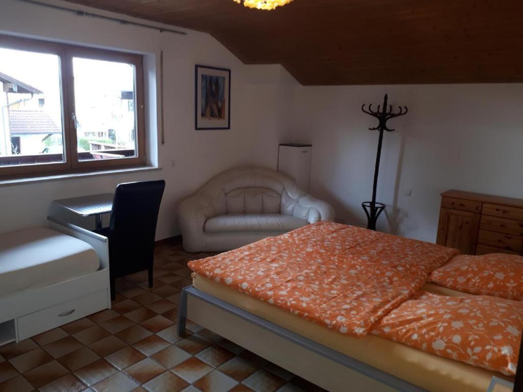 Karl-Stieler-Str. ONE ROOM in a 2 ROOM APPARTMENT ; LOT SPACE - Habitación Triple