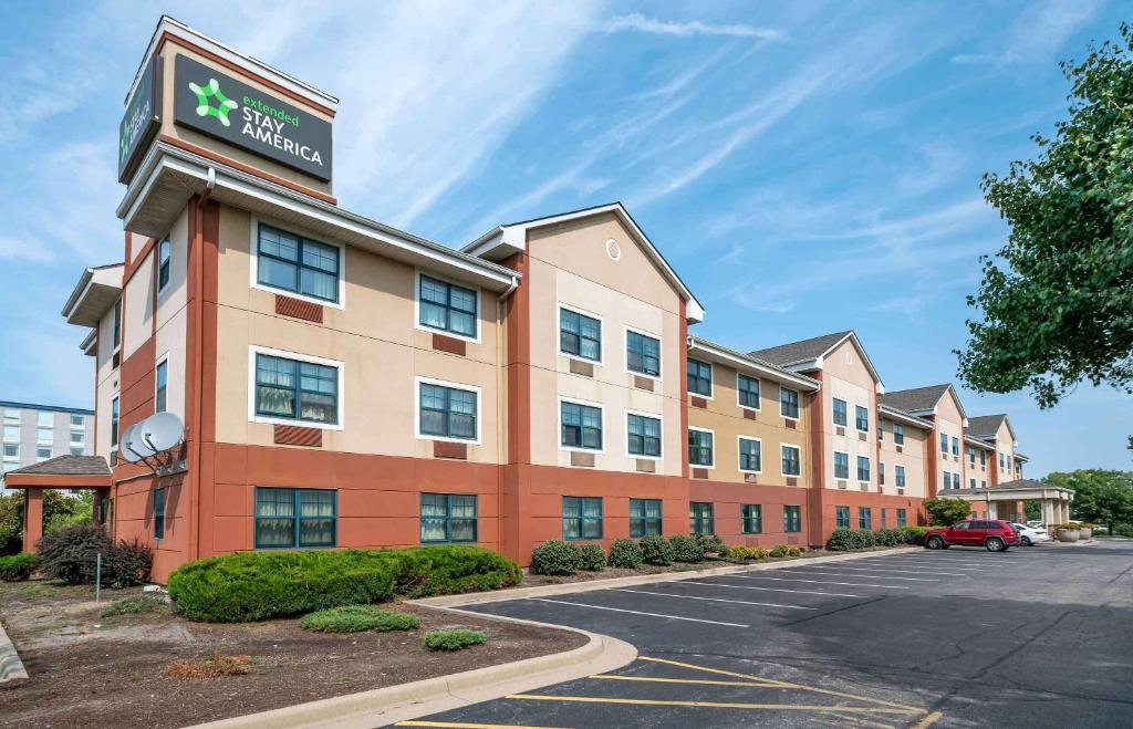 una rappresentazione di un hotel con parcheggio di Extended Stay America Suites - Indianapolis - Airport a Indianapolis