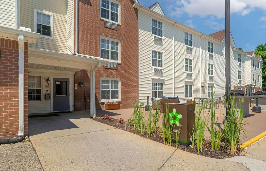 un gran edificio de ladrillo con un patio con plantas en Extended Stay America Suites - Newport News - Yorktown, en Newport News