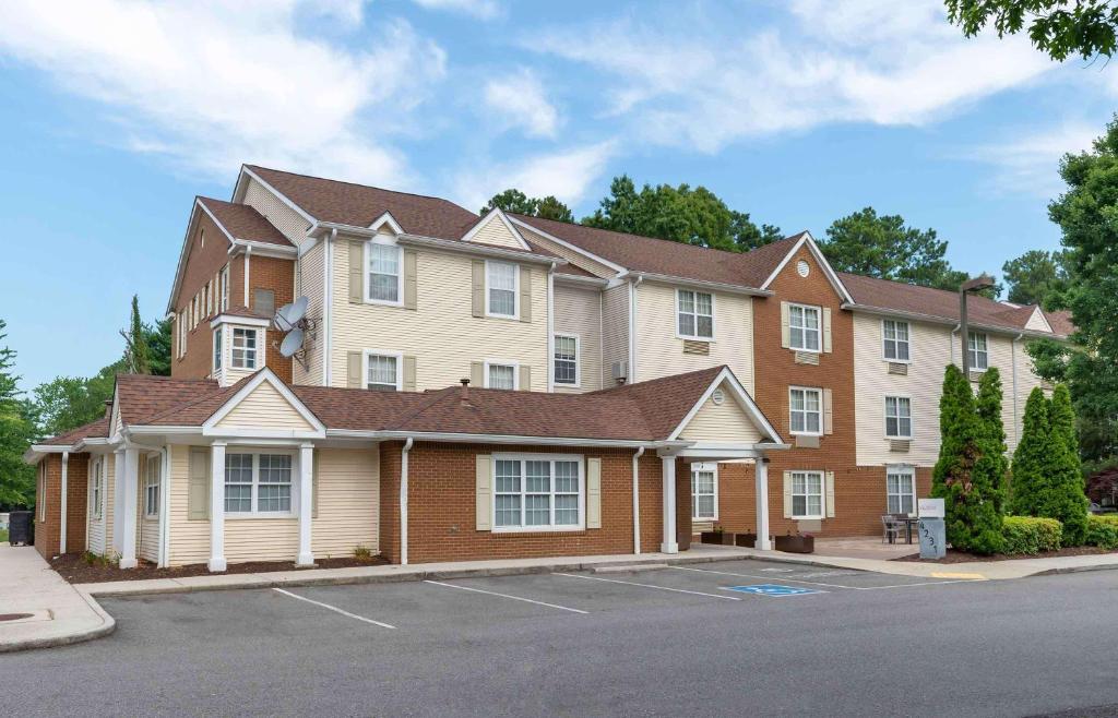 a large apartment building with a parking lot at Extended Stay America Suites - Richmond - Glen Allen - Short Pump in Glen Allen