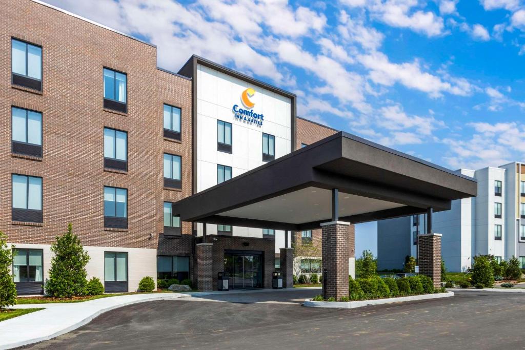 ein Bürogebäude mit einem Schild davor in der Unterkunft Comfort Inn & Suites Gallatin - Nashville Metro in Gallatin