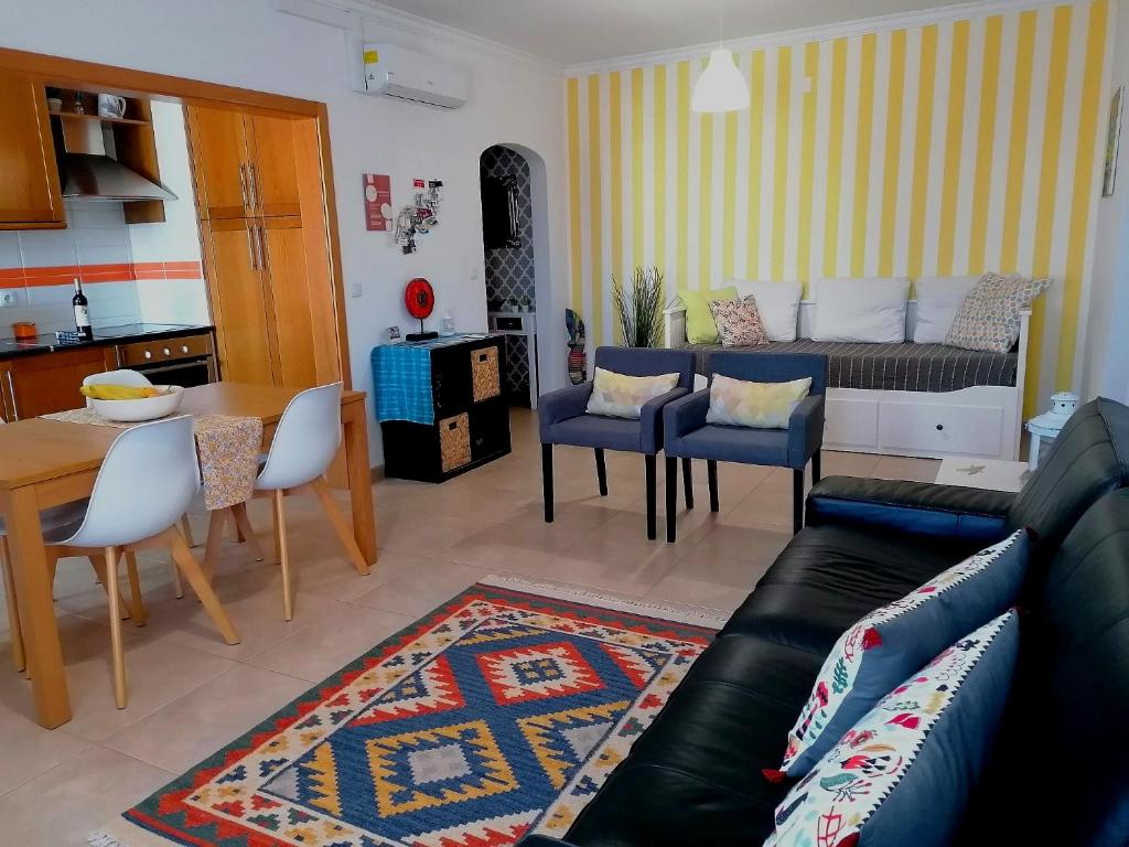 salon z kanapą i stołem w obiekcie Apartamento Praiamar w mieście Vila Nova de Milfontes