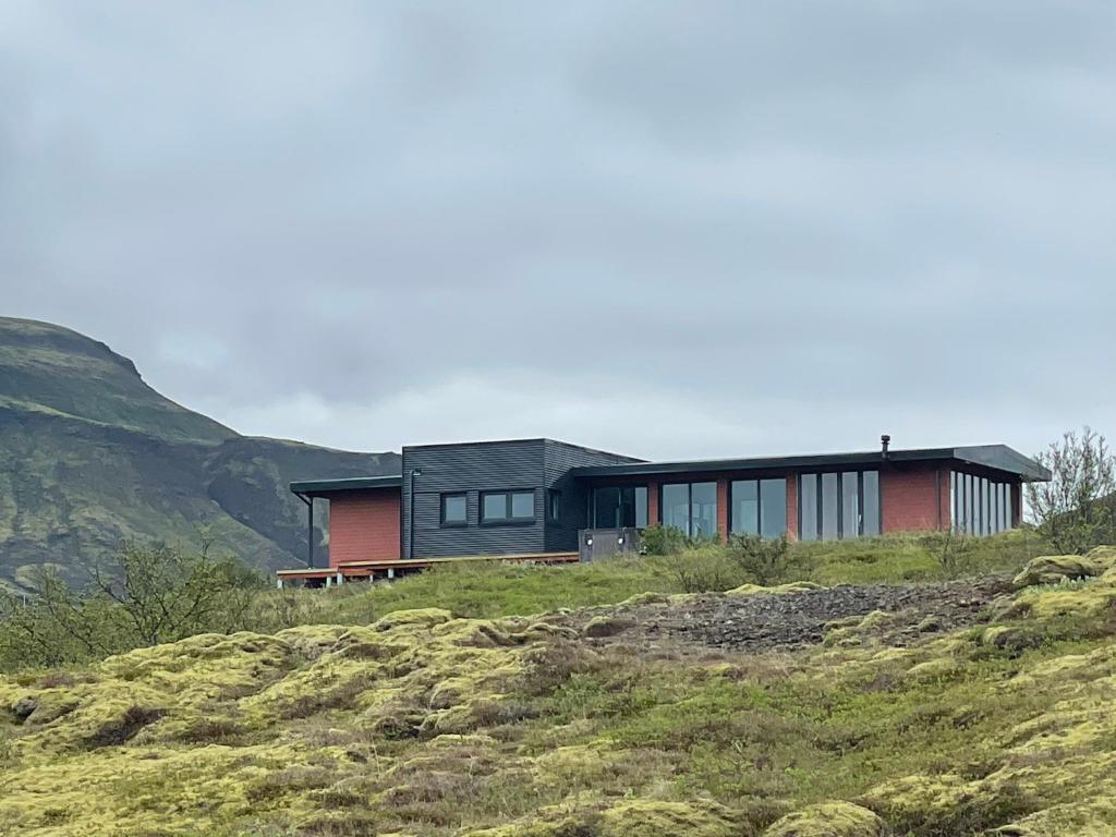 Modern villa - in Golden Circle - Gullfoss Geysir Þingvöllur - Freyjustíg 13, 805 Selfoss في Búrfell: منزل جالس على تلة
