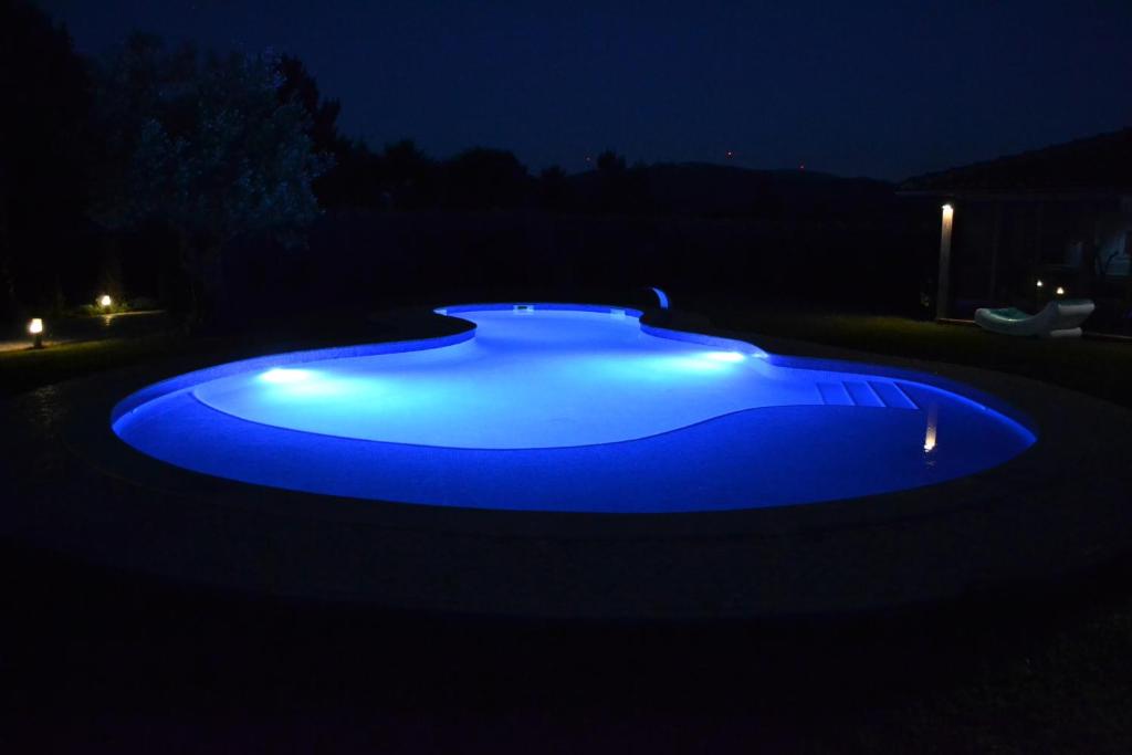 a blue pool with lights in the dark at MountView in Alenquer