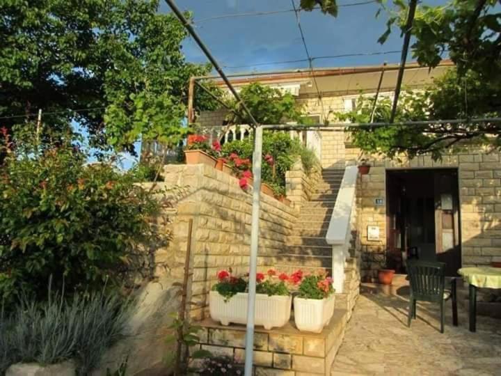 Vonkajšia záhrada v ubytovaní Apartment Roko (10m from the beach)