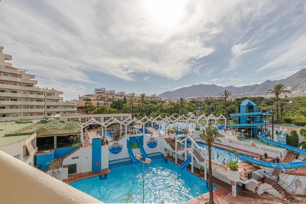 Bazén v ubytovaní Benal beach 1BDR apartament with water park alebo v jeho blízkosti