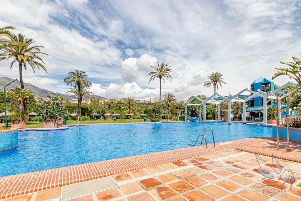Bazén v ubytovaní Benal beach 1BDR apartament with water park alebo v jeho blízkosti